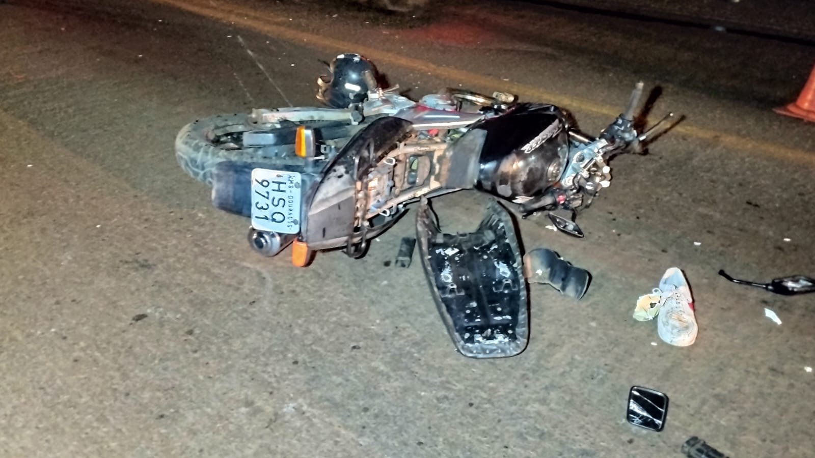Motociclista fica gravemente ferido após bater em carreta na BR-463 em Dourados