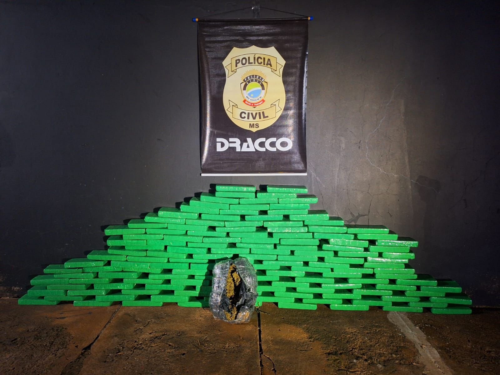 Dracco prende 2 com maconha na fronteira