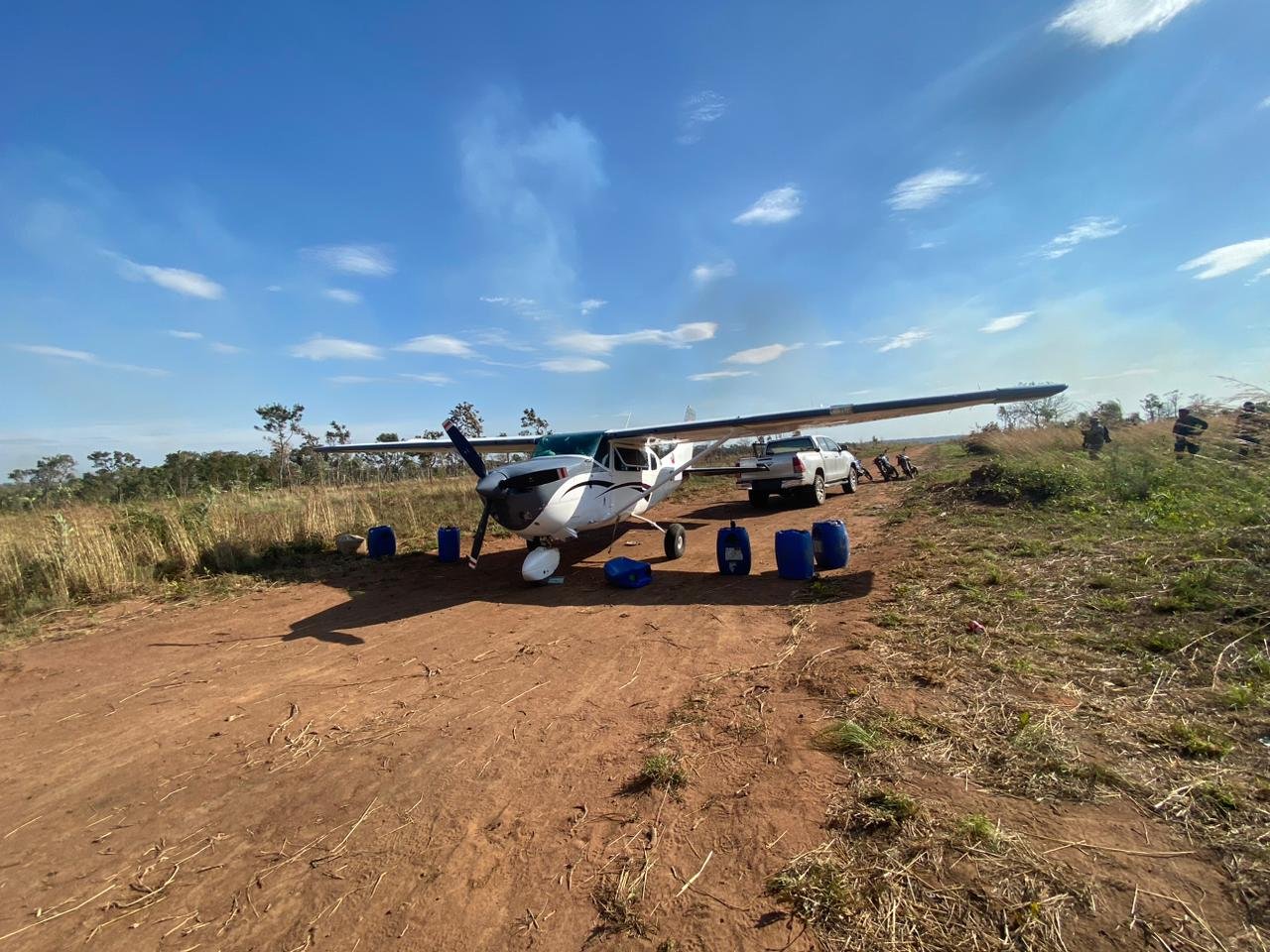 Após confronto Senad apreende aviões, armas e quase uma tonelada de cocaína