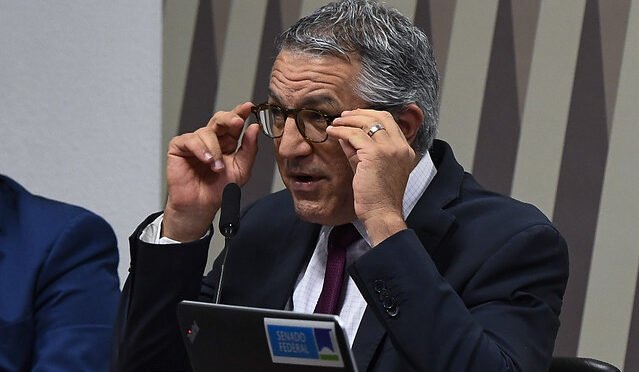 Padilha diz que governo vai tentar barrar PEC sobre territórios de marinha
