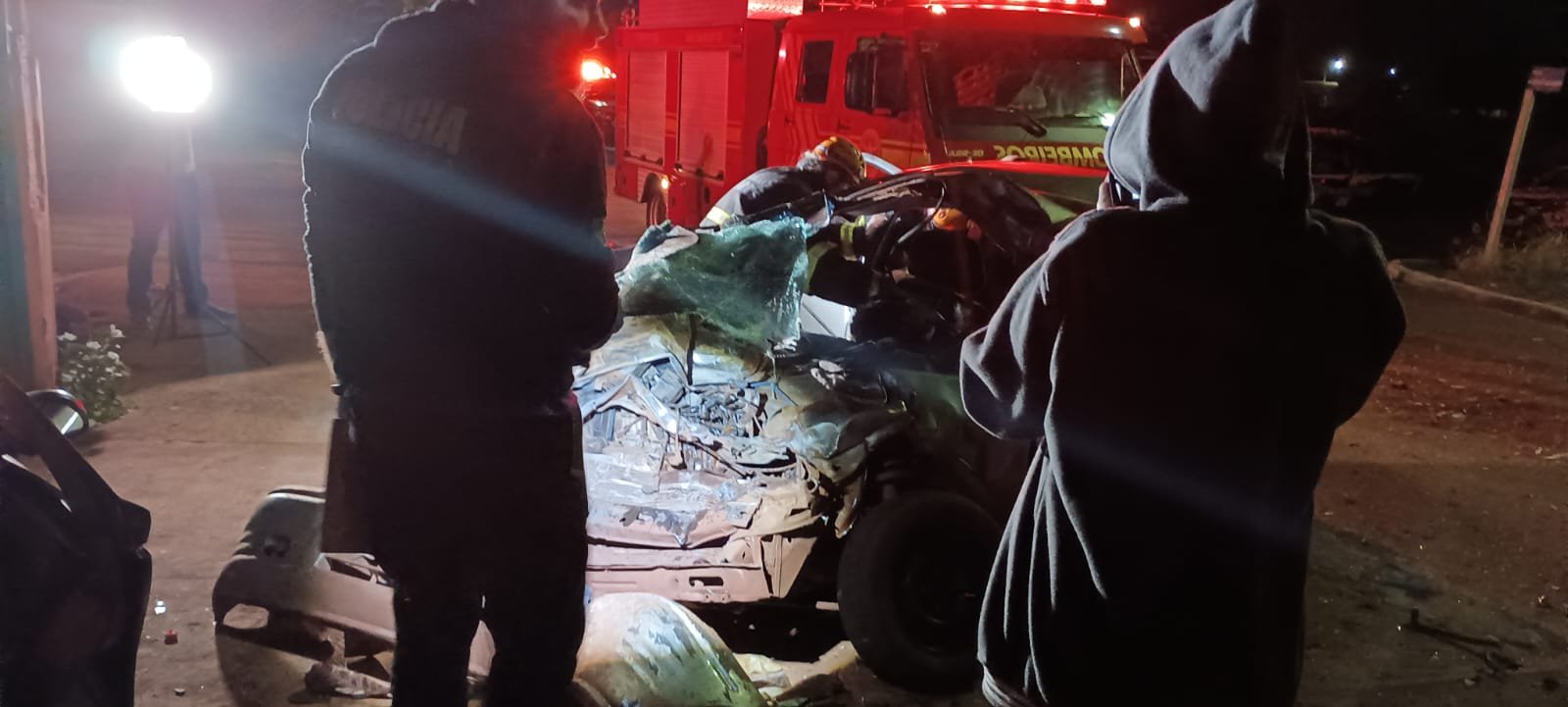 ASSISTA: Colisão entre carro e ônibus mata 2 pessoas e deixa outras feridas