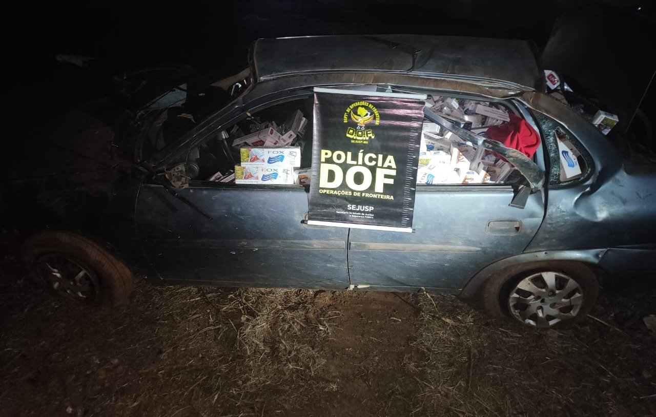 Veículo capota após fugir com R$ 90 mil em cigarros contrabandeados do Paraguai