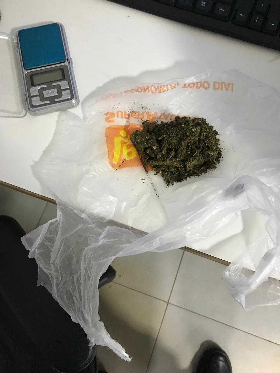 Jovens são presas enquanto fumavam maconha em praça