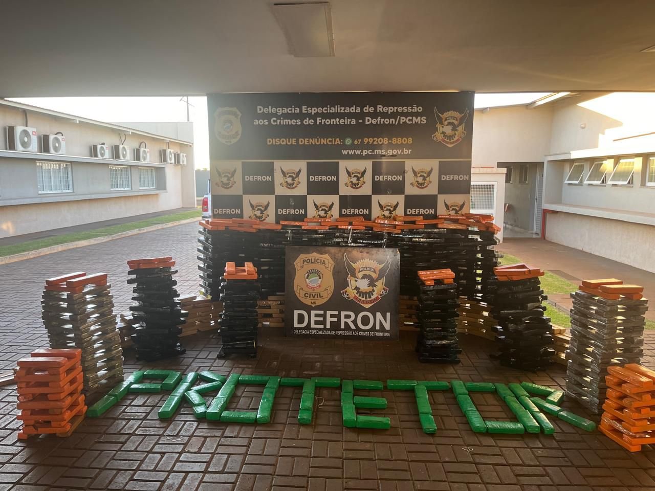 Polícia apreende quase uma tonelada de maconha no Jardim Marambaia