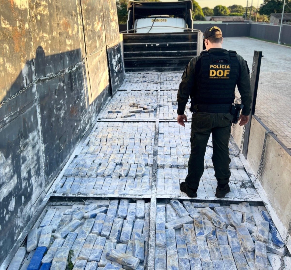 DOF apreende carreta com quase R$ 7 milhões em maconha