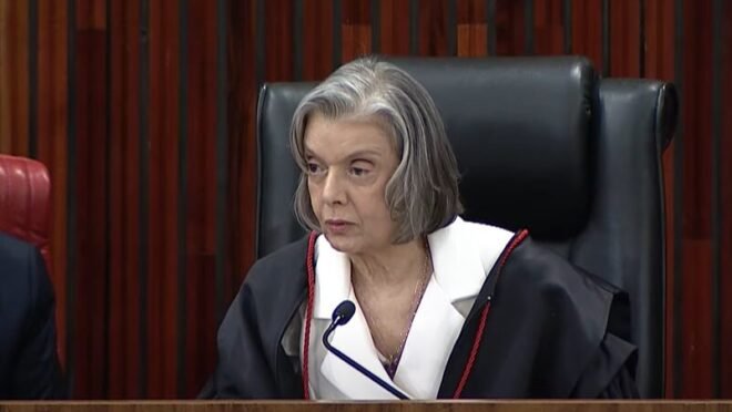 Cármen Lúcia critica “indústria da mentira” nas redes sociais ao tomar posse no TSE