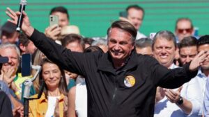 Bolsonaro visitou 60 cidades protegido por seguranças&hellip;