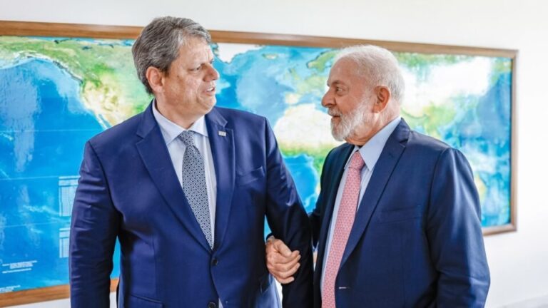 Lula e Tarcísio têm aprovação semelhante em…