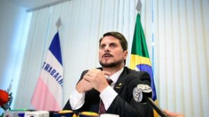 X publica decisão sigilosa de Moraes ordenando…