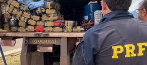 PRF apreende carga milionária de cocaína, fuzis e…