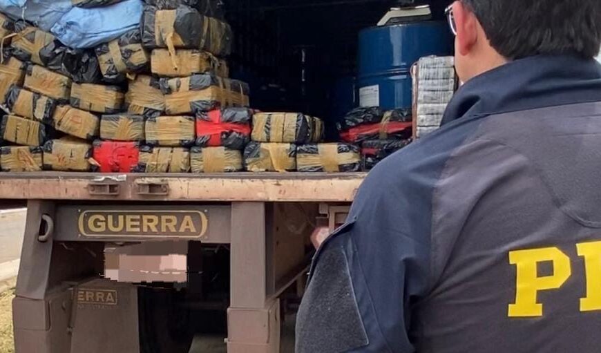 PRF apreende carga milionária de cocaína, fuzis e munições