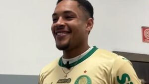 Vitor Roque chega ao Brasil, e Palmeiras monta…