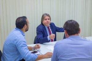 Deputado Caravina e prefeito Leandro discutem melhorias para…